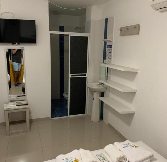 חדר סופריור לשלושה, West Plaza