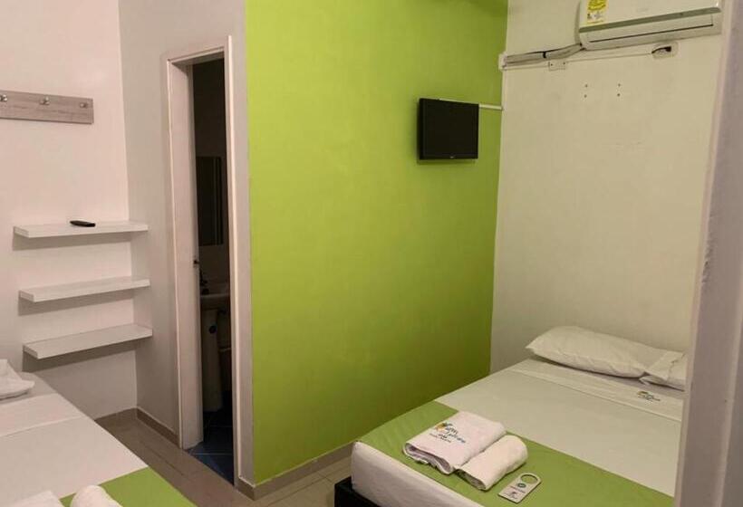 חדר סופריור לשלושה, West Plaza