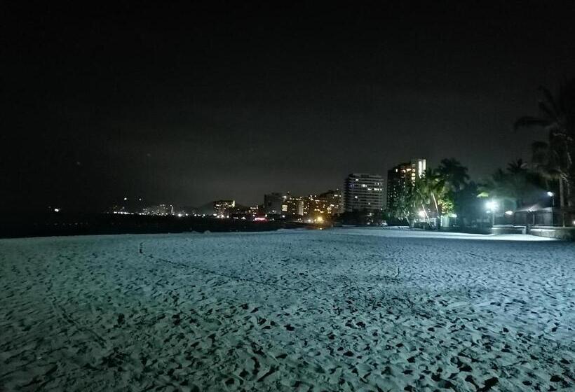 דירת חדר, West Plaza