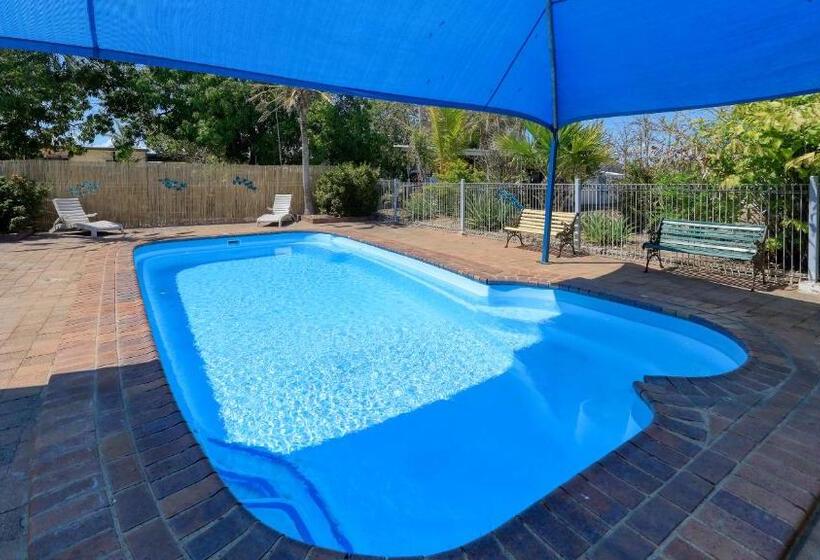 标准间, Ash S Holiday Units