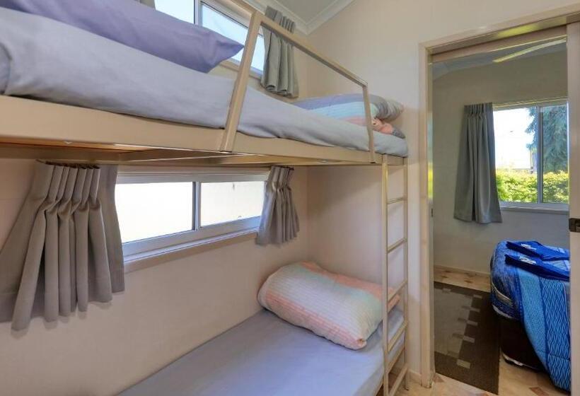 标准间, Ash S Holiday Units