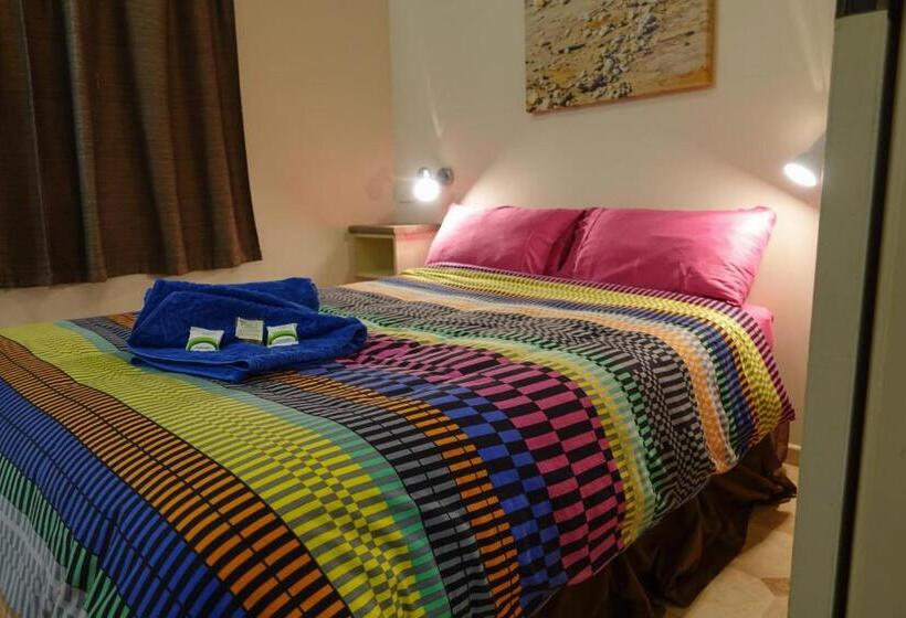 标准间, Ash S Holiday Units