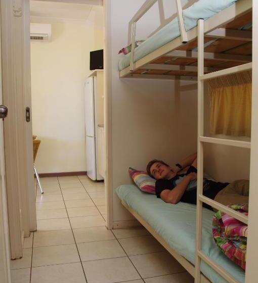 标准间, Ash S Holiday Units