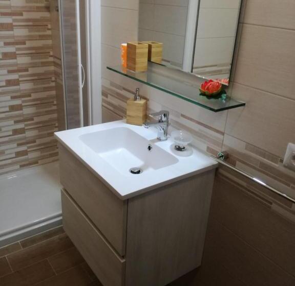 غرفة قياسية مع حمام خارجي, Marilide