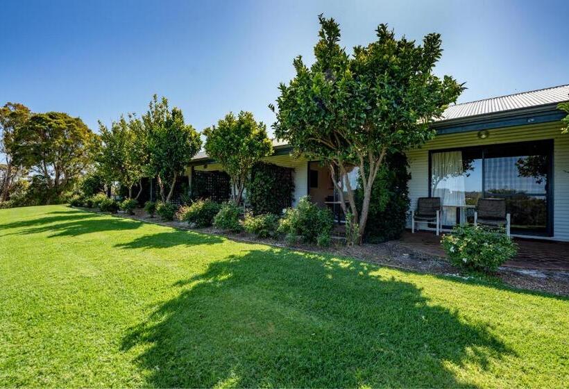 غرفة عائلية مطلّة علي الجبل, Karri Aura