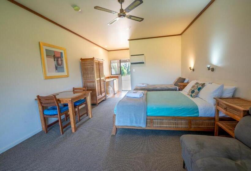 غرفة عائلية مطلّة علي الجبل, Karri Aura