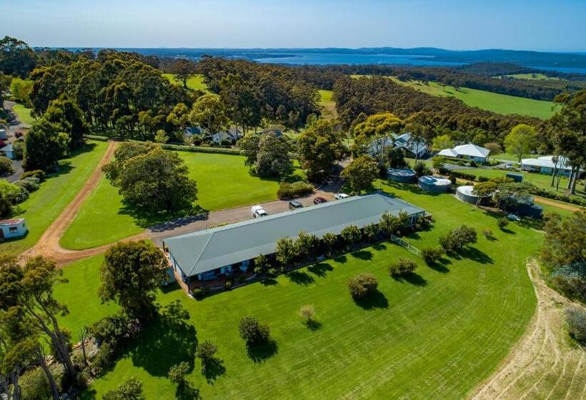 غرفة عائلية مطلّة علي الجبل, Karri Aura