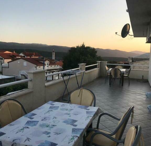 استودیوی استاندارد, Royal Apartments