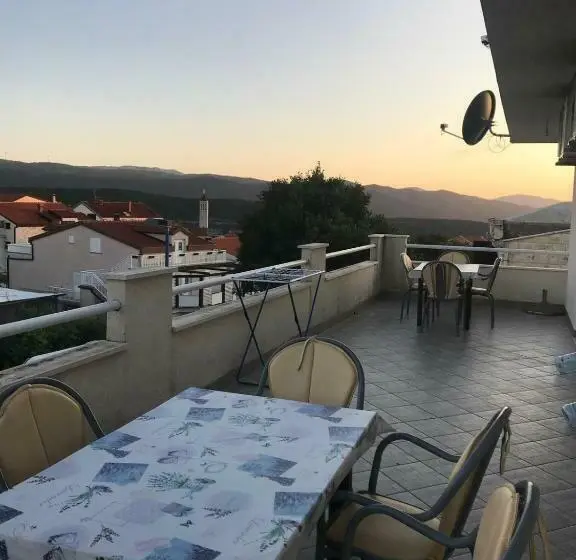 استودیوی استاندارد, Royal Apartments