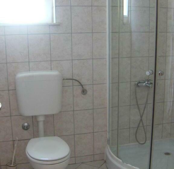 استودیوی استاندارد, Royal Apartments