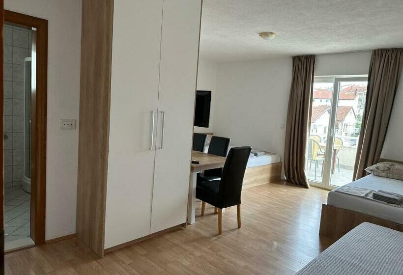 استودیوی استاندارد, Royal Apartments