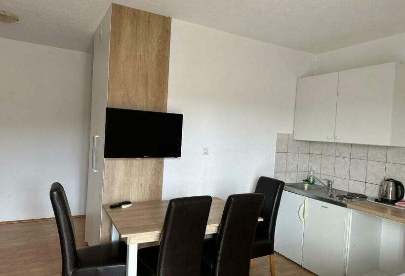 استودیوی استاندارد, Royal Apartments