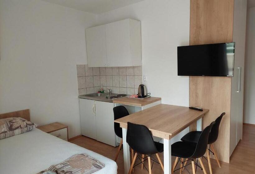 استودیوی استاندارد, Royal Apartments