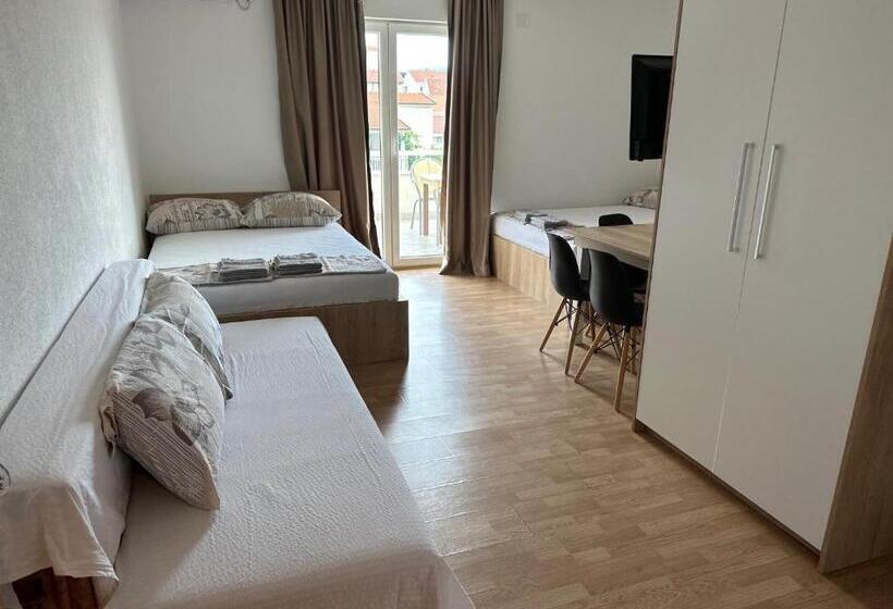 استودیوی استاندارد, Royal Apartments