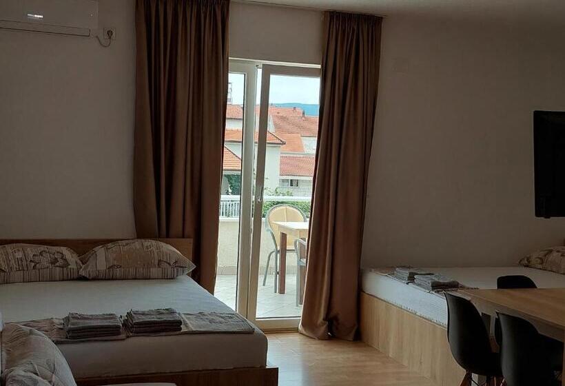 استودیوی استاندارد, Royal Apartments