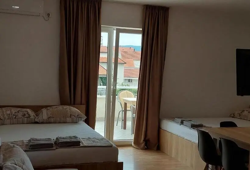 استودیوی استاندارد, Royal Apartments