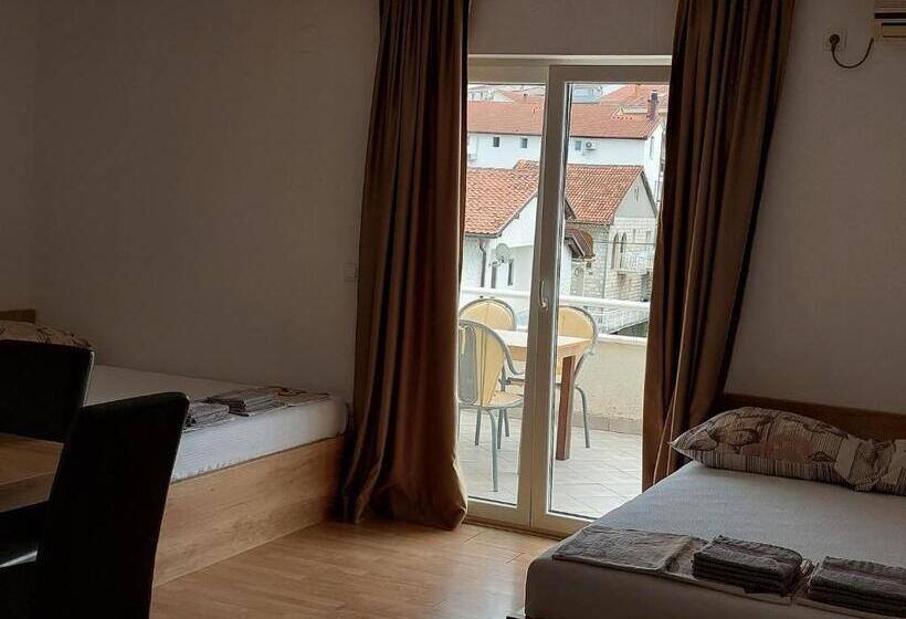 استودیوی استاندارد, Royal Apartments