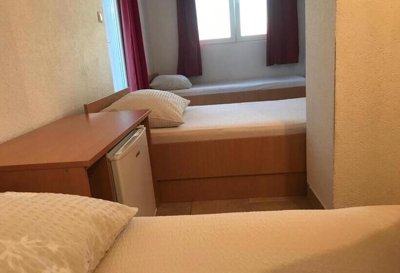 Standard Triple Room with Terrace, Royal Apartments