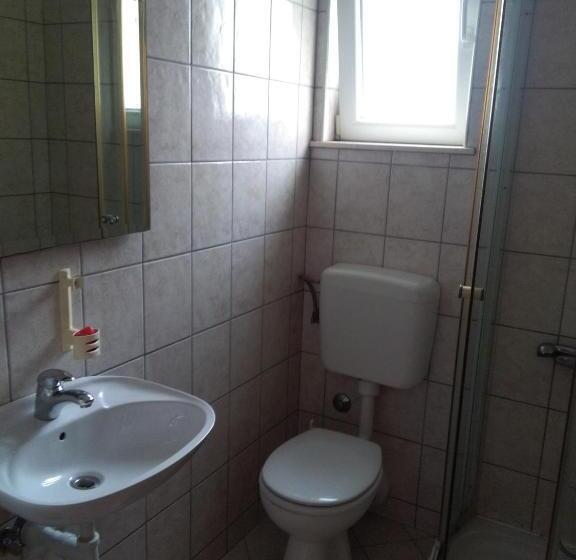 اتاق استاندارد سه نفره, Royal Apartments