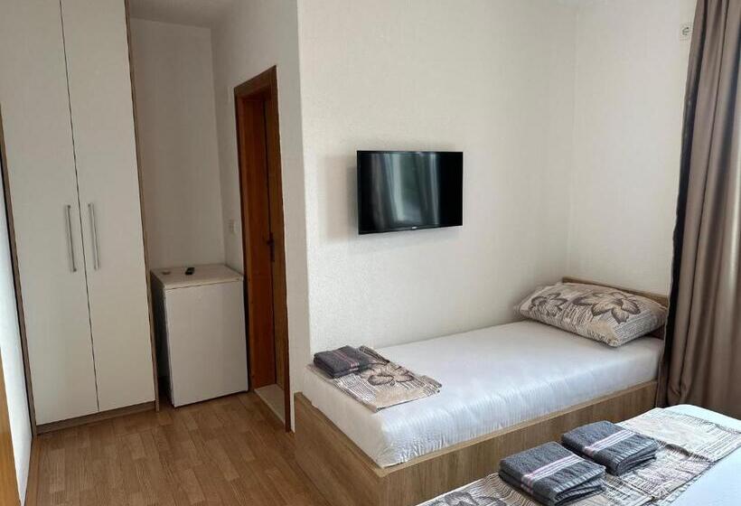 اتاق استاندارد سه نفره, Royal Apartments