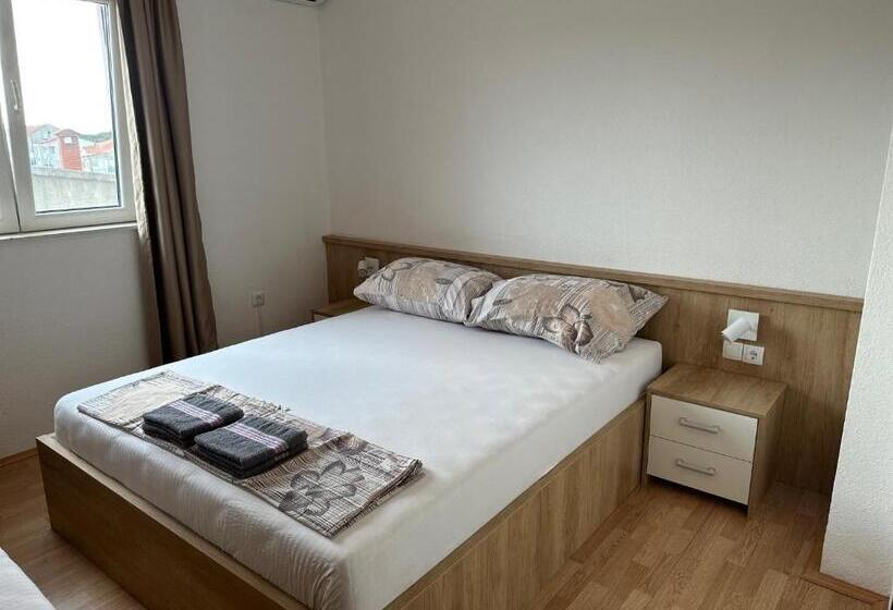 اتاق استاندارد سه نفره, Royal Apartments