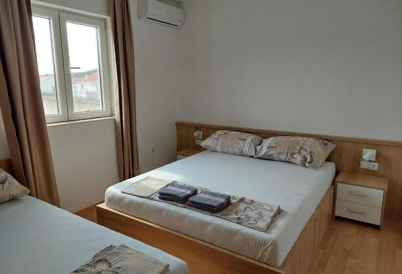 اتاق استاندارد سه نفره, Royal Apartments