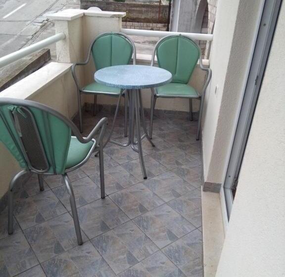 اتاق استاندارد سه تخته با بالکن, Royal Apartments