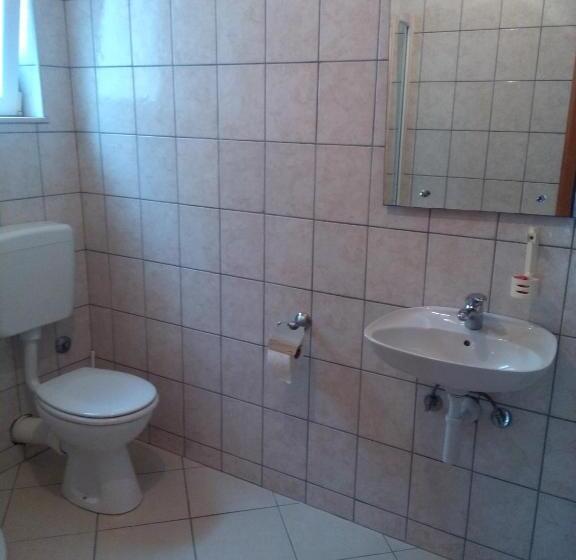 اتاق استاندارد سه تخته با بالکن, Royal Apartments