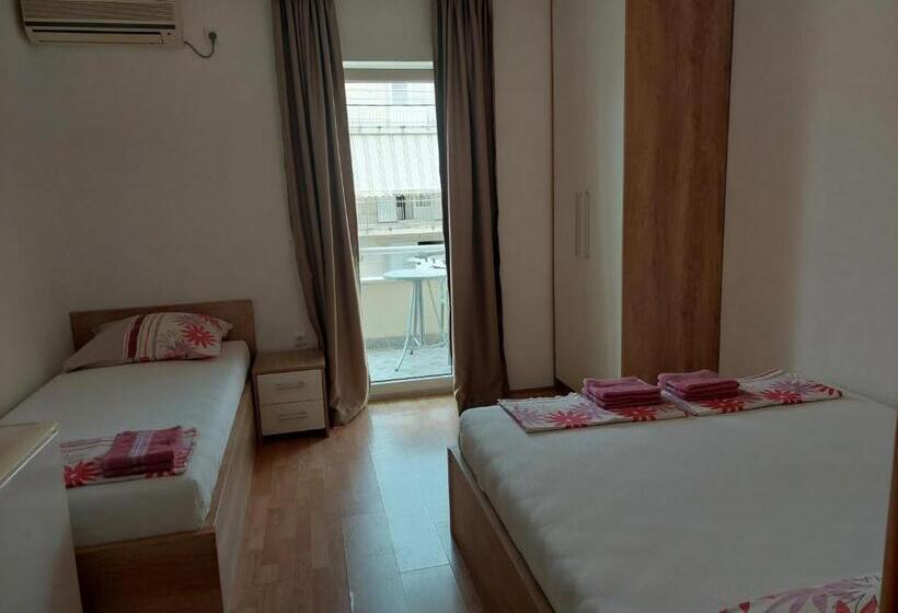 اتاق استاندارد سه تخته با بالکن, Royal Apartments