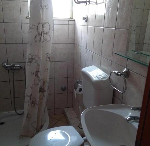 اتاق استاندارد سه تخته با بالکن, Royal Apartments