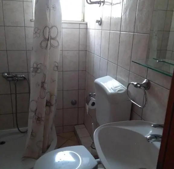 اتاق استاندارد سه تخته با بالکن, Royal Apartments