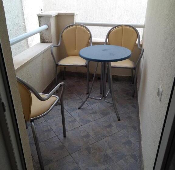 اتاق استاندارد سه تخته با بالکن, Royal Apartments