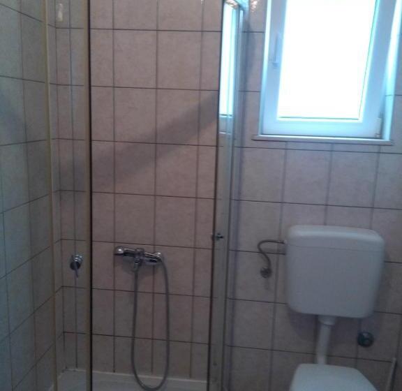 اتاق استاندارد سه تخته با بالکن, Royal Apartments