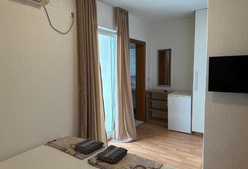 اتاق استاندارد سه تخته با بالکن, Royal Apartments