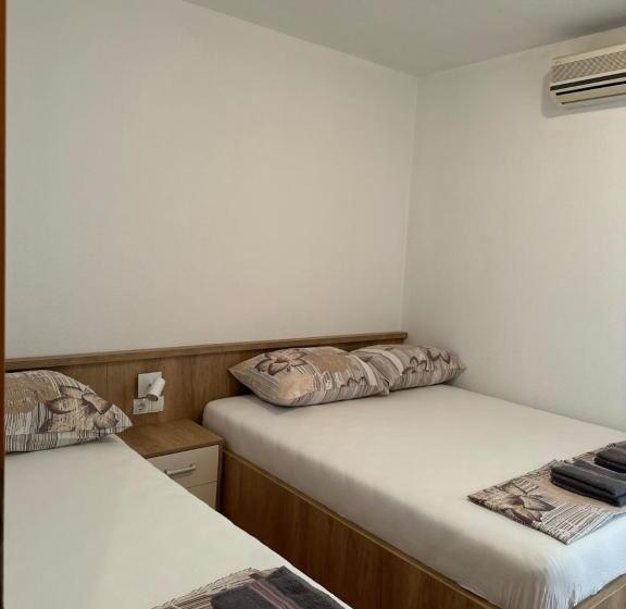 اتاق استاندارد سه تخته با بالکن, Royal Apartments