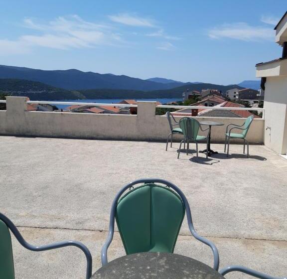 اتاق استاندارد چهار تخته, Royal Apartments