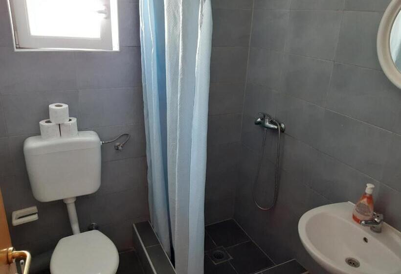 اتاق استاندارد چهار تخته, Royal Apartments