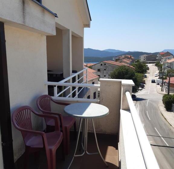 اتاق استاندارد سه تخته با بالکن, Royal Apartments