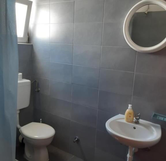 اتاق استاندارد سه تخته با بالکن, Royal Apartments