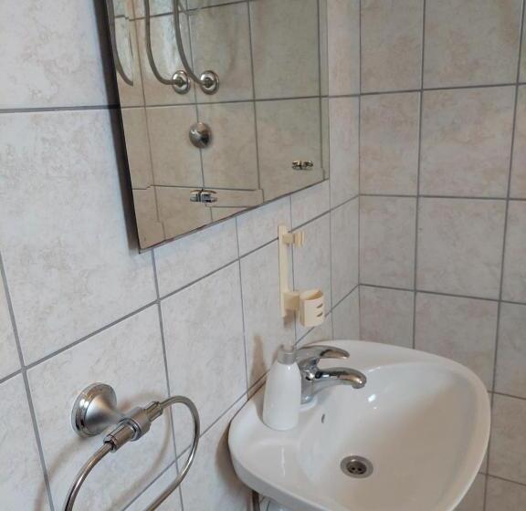 استودیوی استاندارد, Royal Apartments