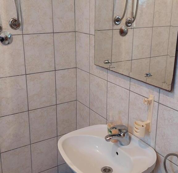 استودیوی استاندارد, Royal Apartments