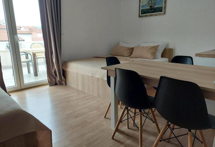 استودیوی استاندارد, Royal Apartments