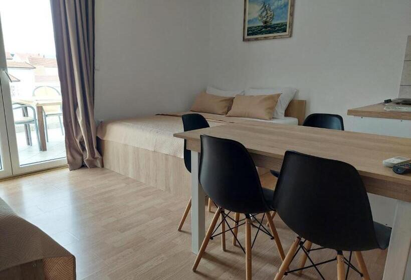 استودیوی استاندارد, Royal Apartments