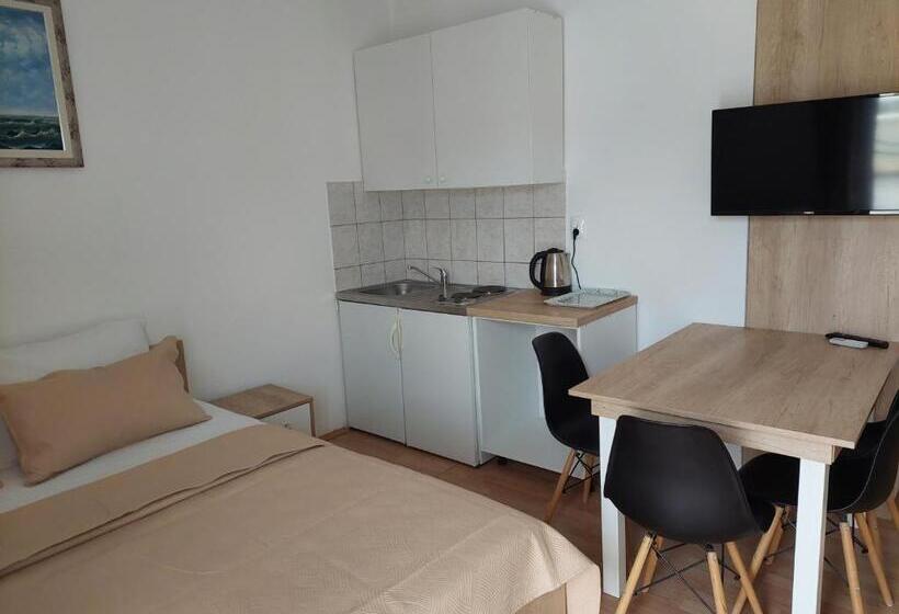 استودیوی استاندارد, Royal Apartments