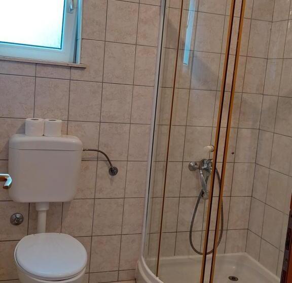 استودیوی استاندارد, Royal Apartments