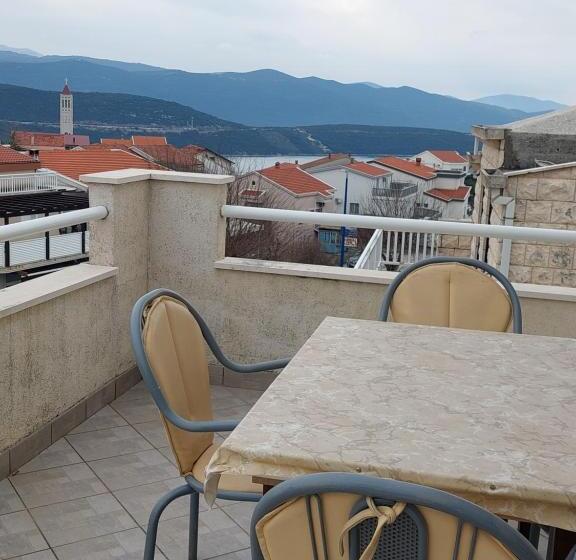 استودیوی استاندارد, Royal Apartments