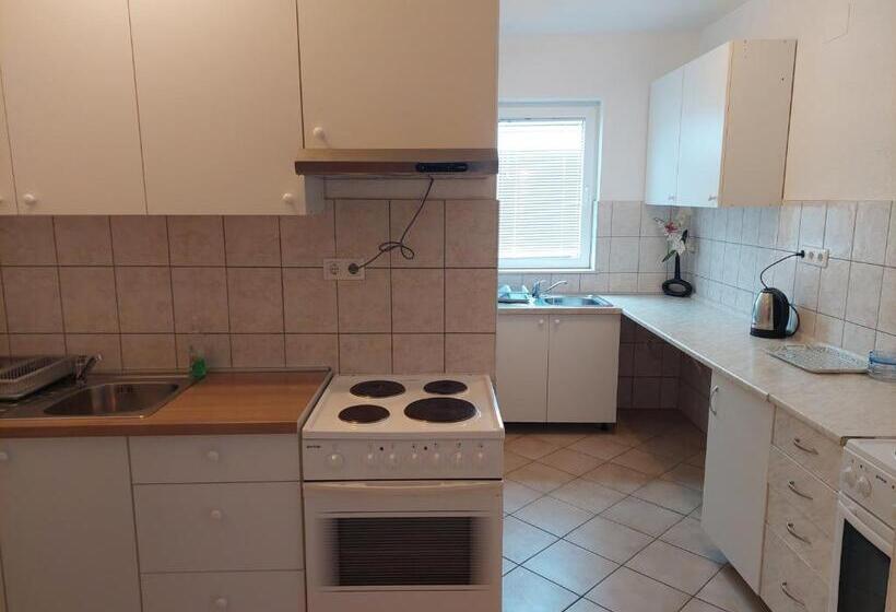 اتاق استاندارد سه نفره, Royal Apartments