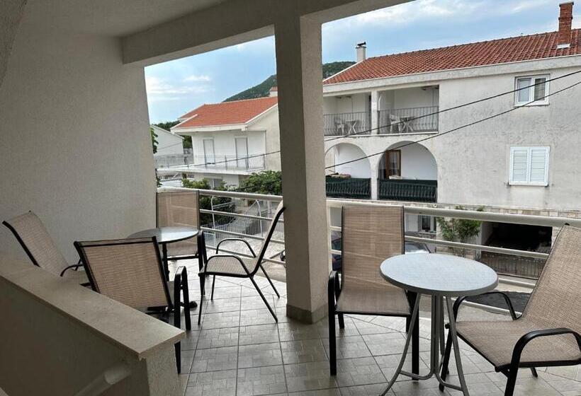 اتاق استاندارد سه نفره, Royal Apartments