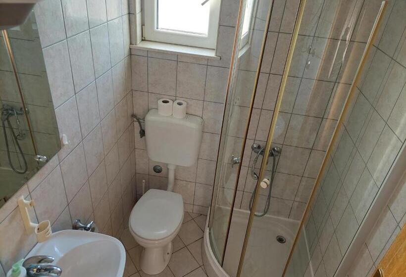 اتاق استاندارد سه نفره, Royal Apartments