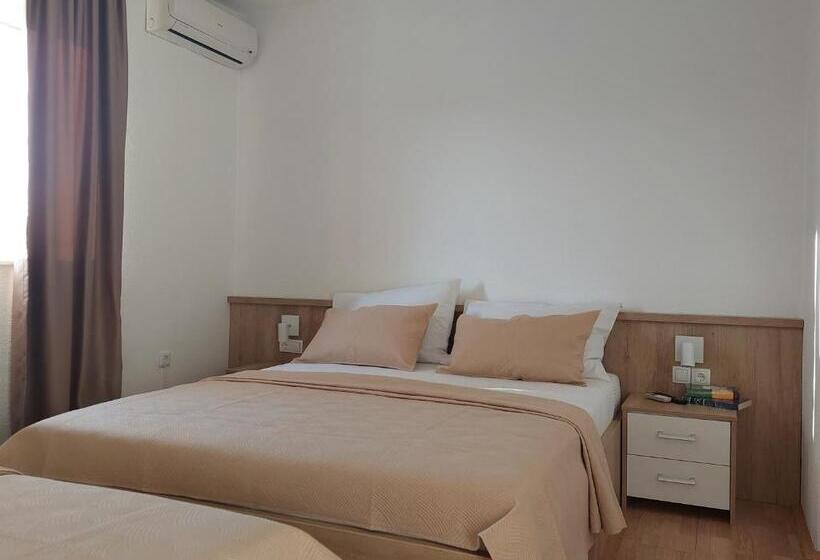 اتاق استاندارد سه نفره, Royal Apartments